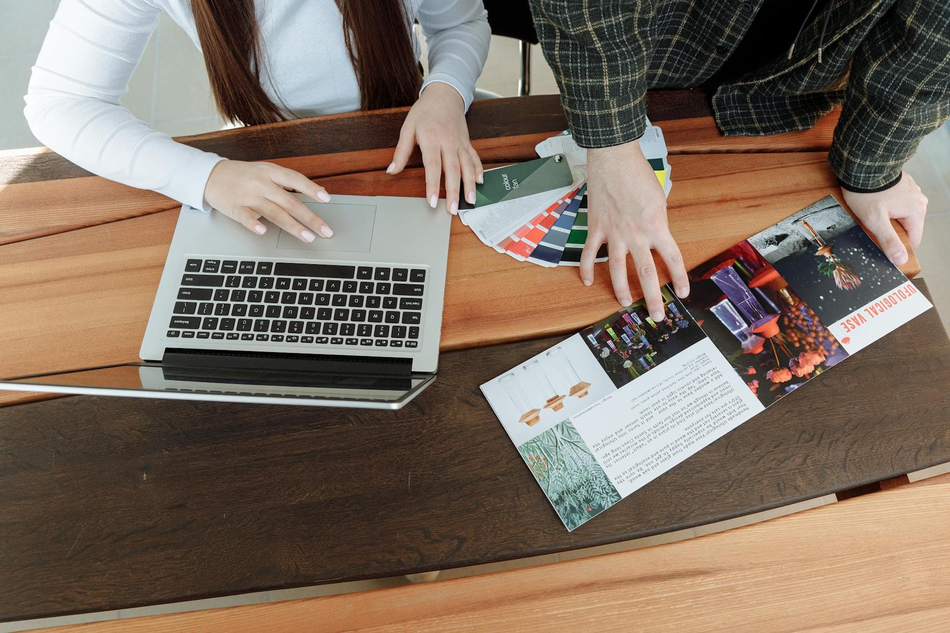 Piezas gráficas profesionales y coherentes sobre mesa de trabajo