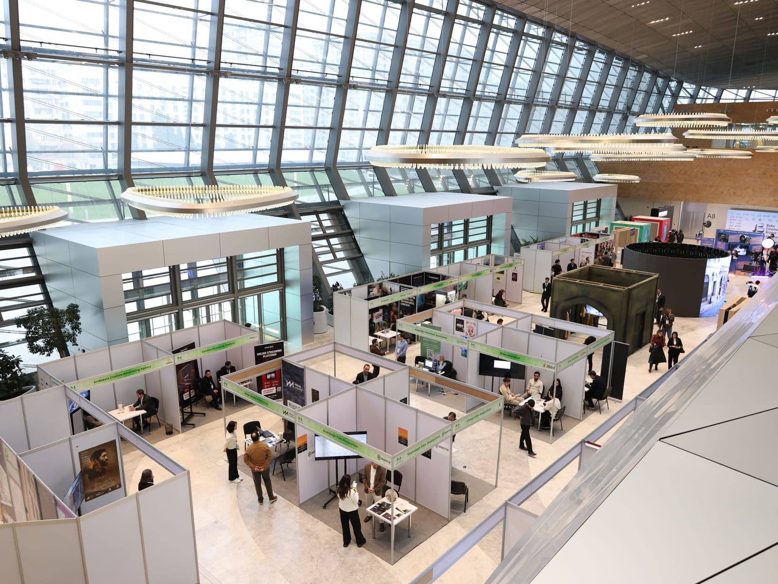 Vista aérea de stands de una feria comercial en un pabellón de exposiciones