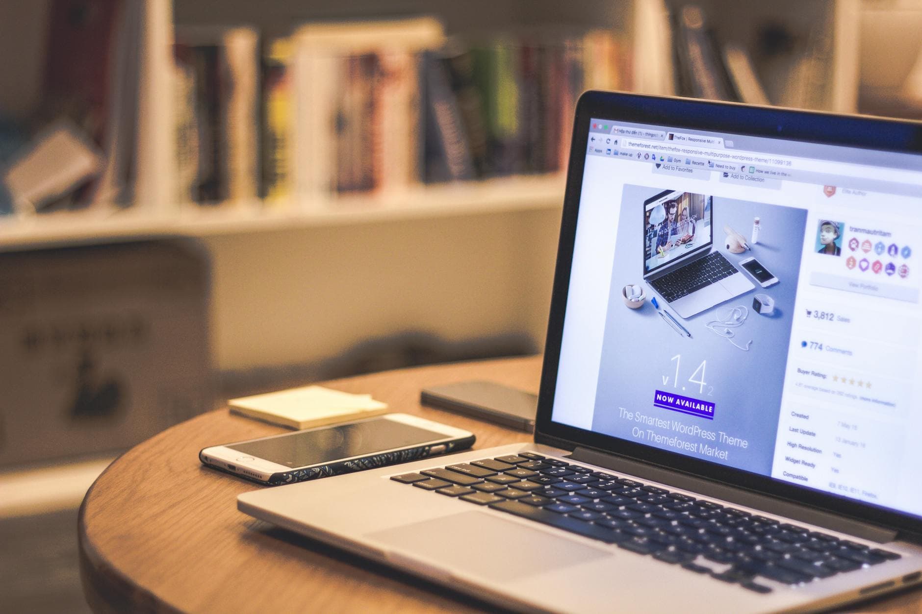 Sitio web moderno en notebook y móvil