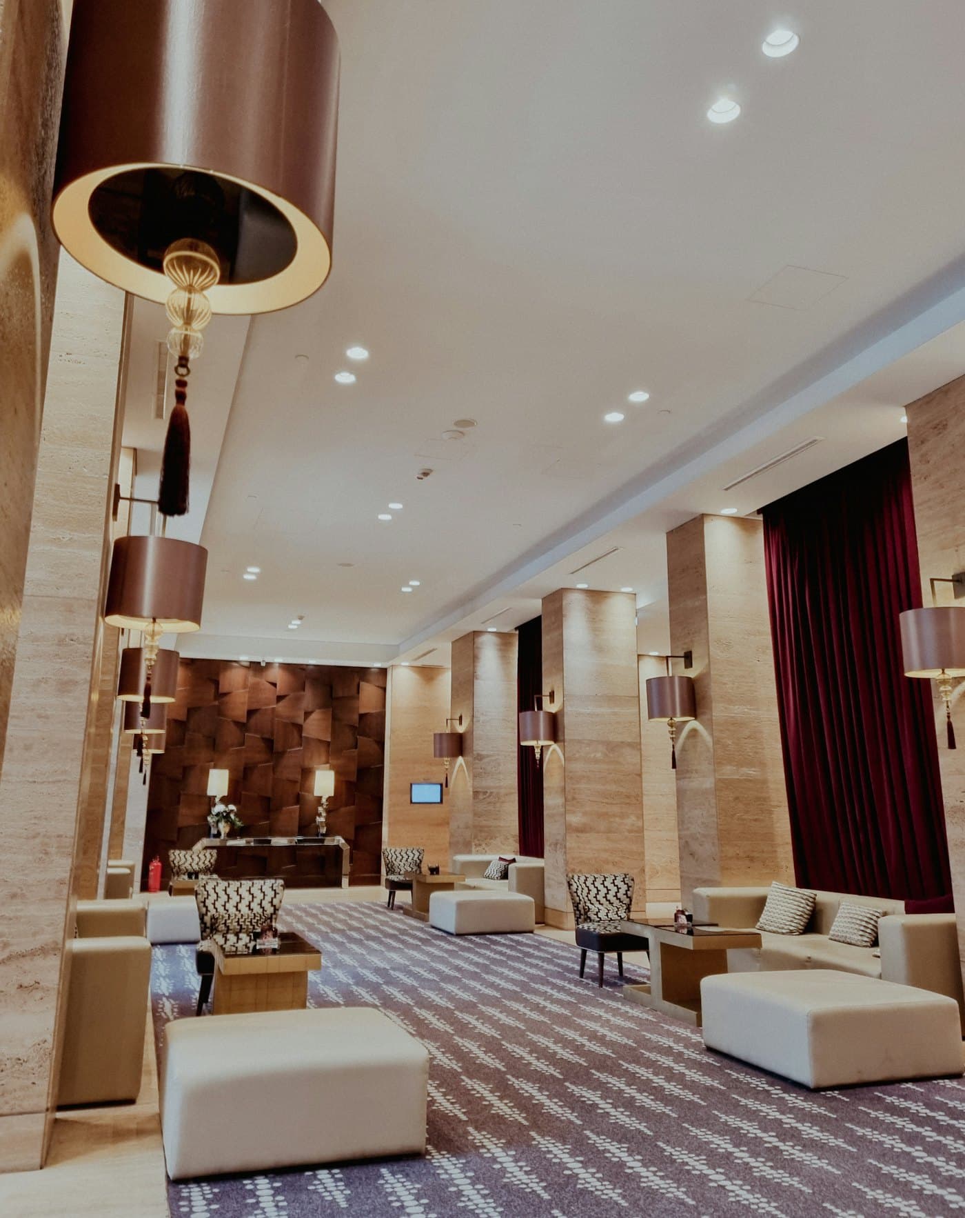 Lobby de un hotel con sillones y lampara de techo