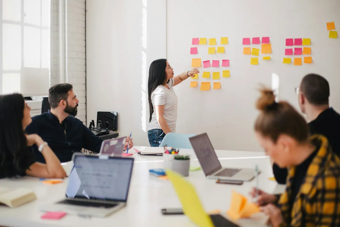 Equipo administrativo argentino revisando un flujo de trabajo automatizado