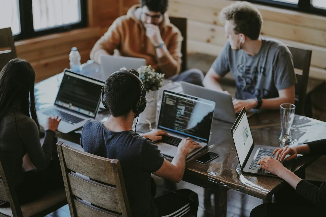 Equipo de una aseguradora mexicana gestionando siniestros desde una plataforma digital