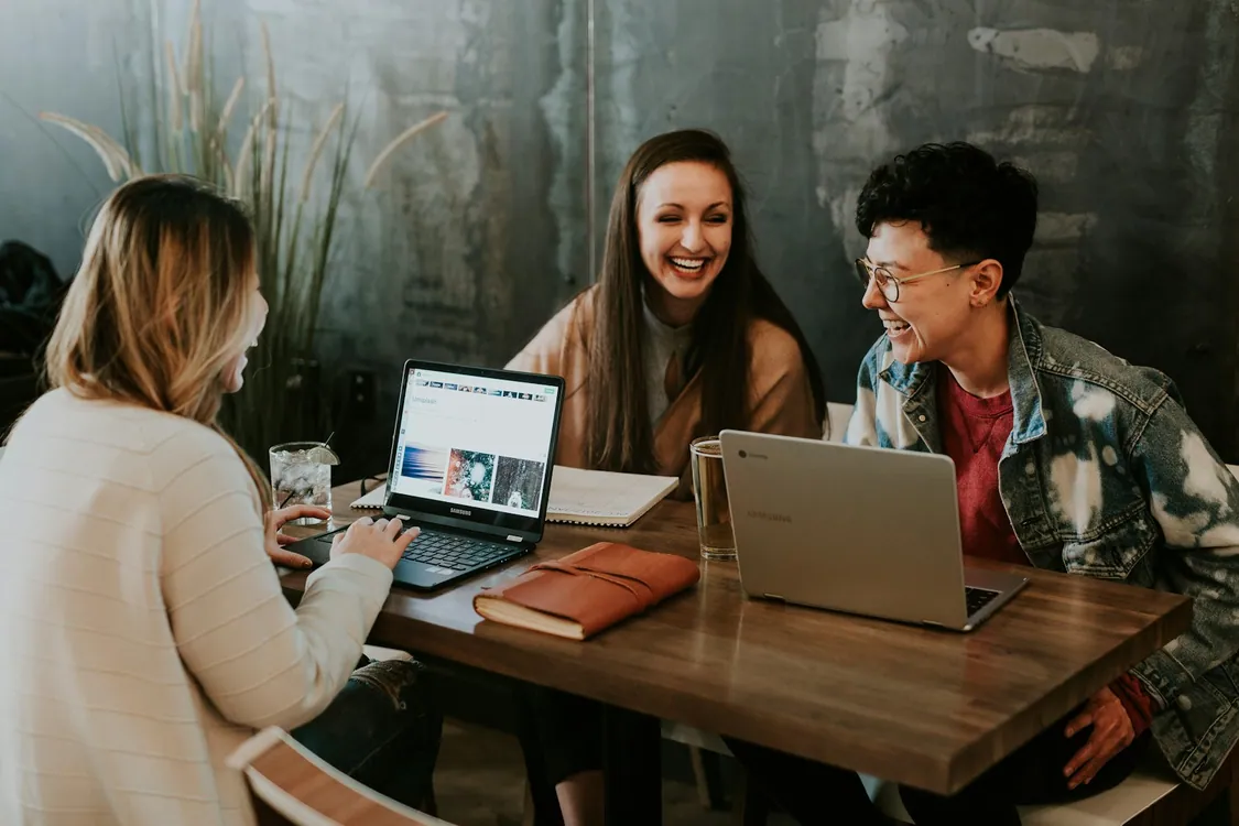Equipo directivo comparando un sistema propio con una solución SaaS