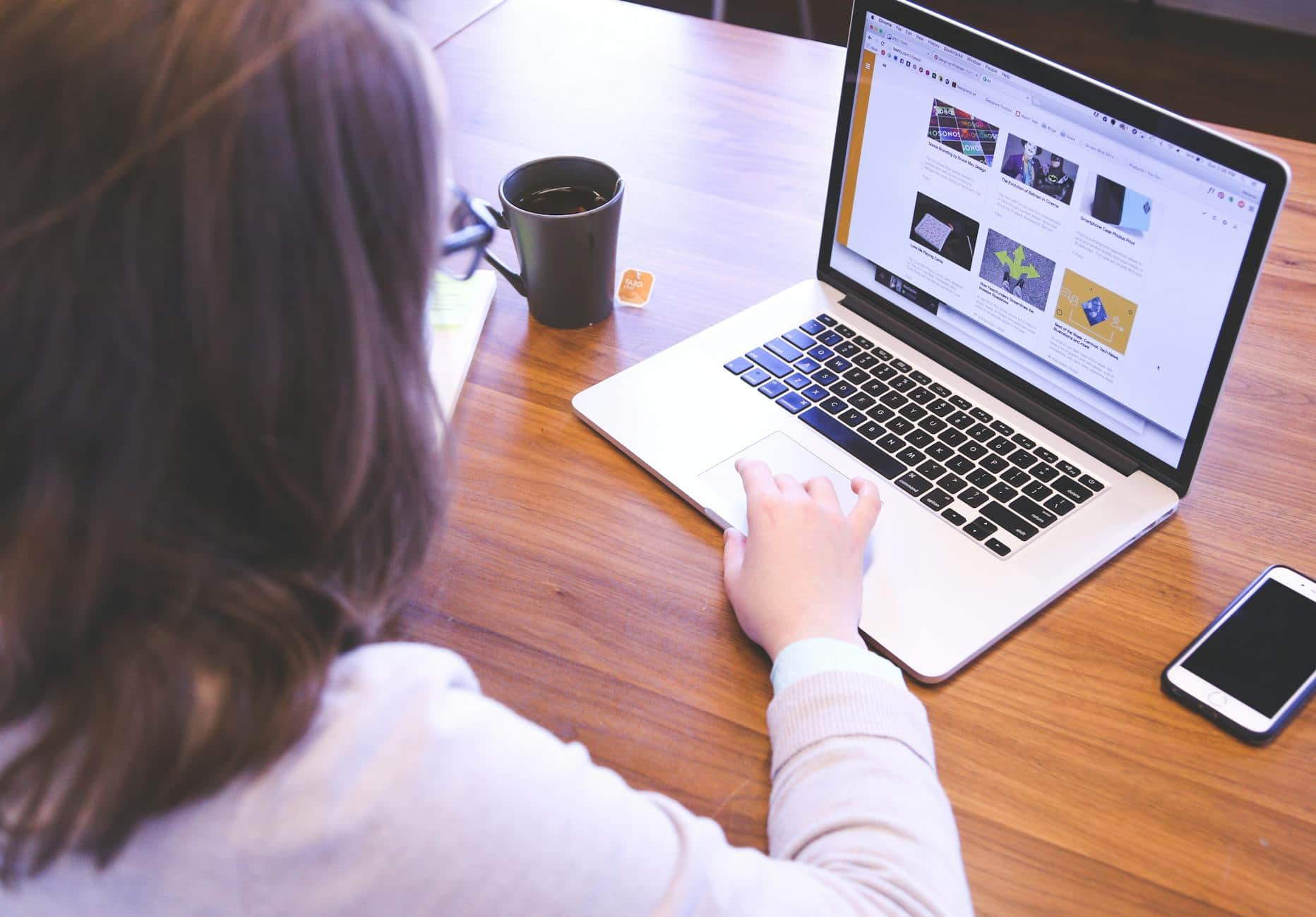 Landing page en pantalla de laptop