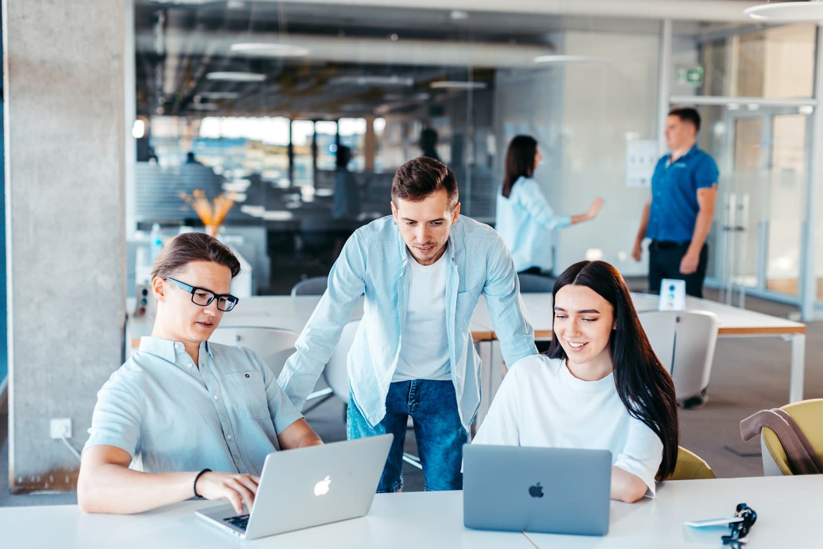 Equipo de trabajo revisando un proyecto de software en una laptop